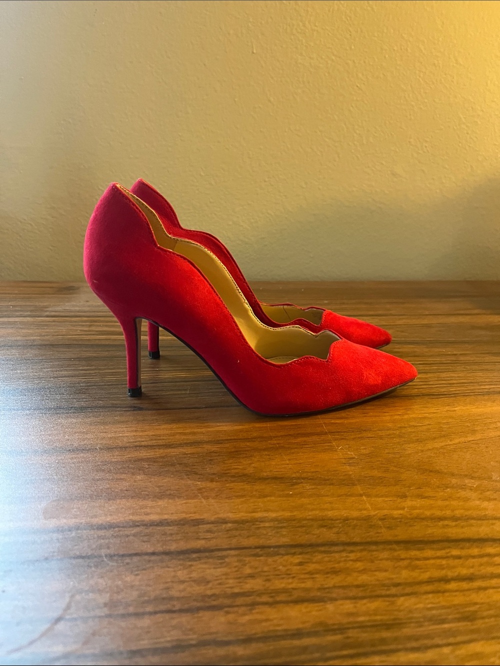 Jessica Simpson Red Scalloped Pointed-Toe Pumps - Picture 2 of 4